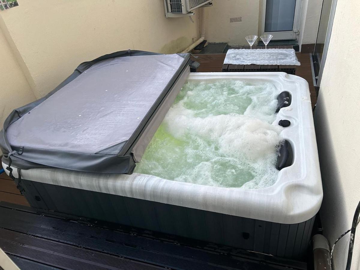 Villa Maxonale près de Paris avec Piscine Chauffée, Sauna et Jacuzzi