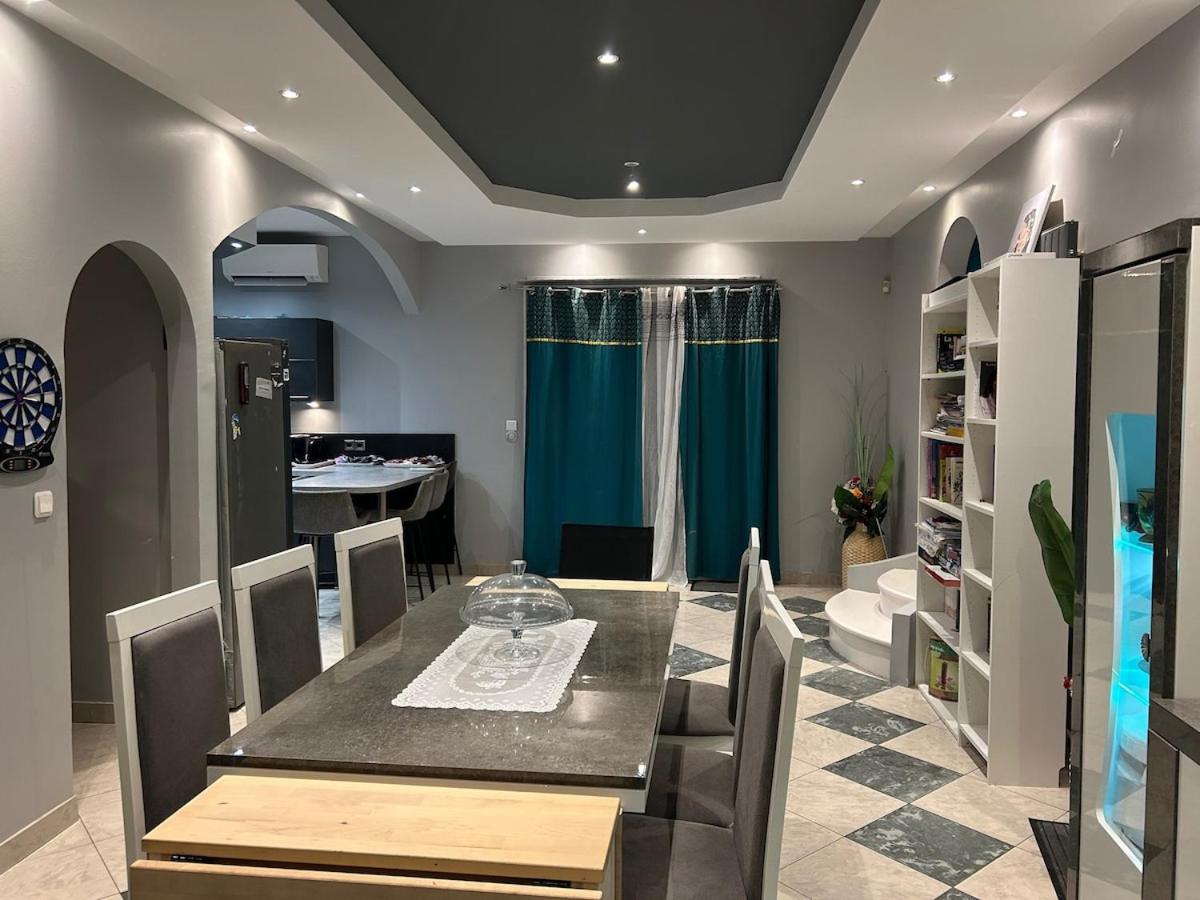 Villa Maxonale près de Paris avec Piscine Chauffée, Sauna et Jacuzzi
