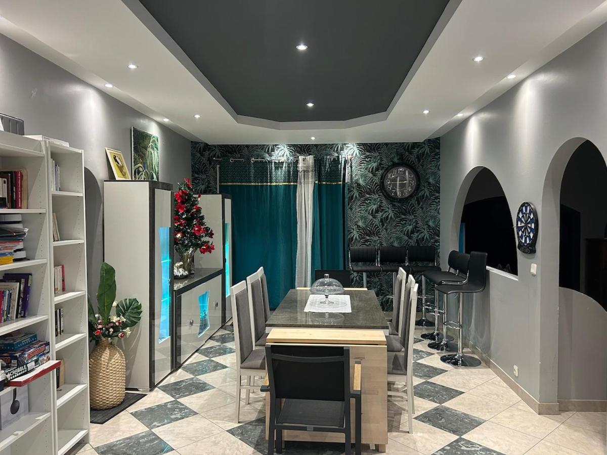 Villa Maxonale près de Paris avec Piscine Chauffée, Sauna et Jacuzzi