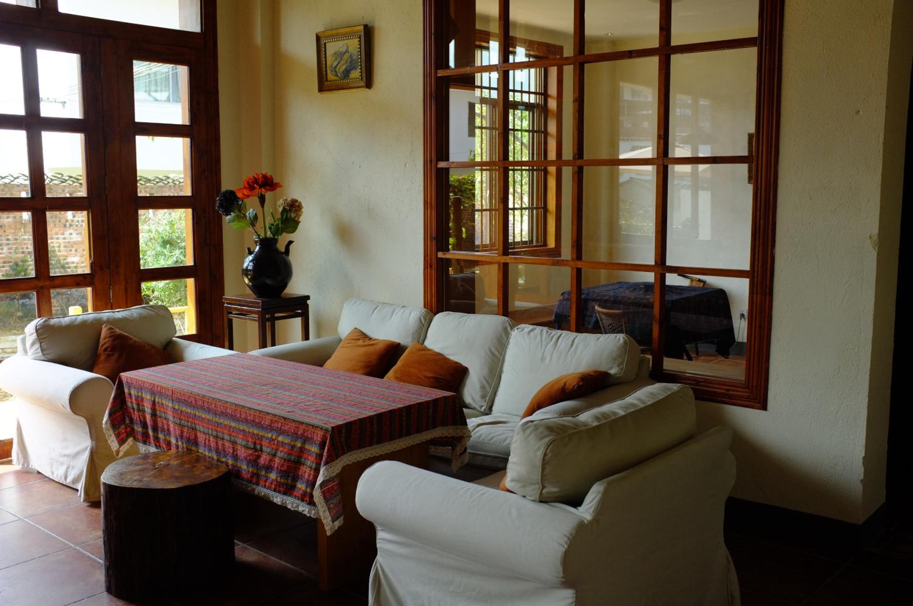 Yangshuo Eden's Social Guesthouse - Wake up to a hearty Western breakfast & fresh craft coffee & night beers & outdoor activities