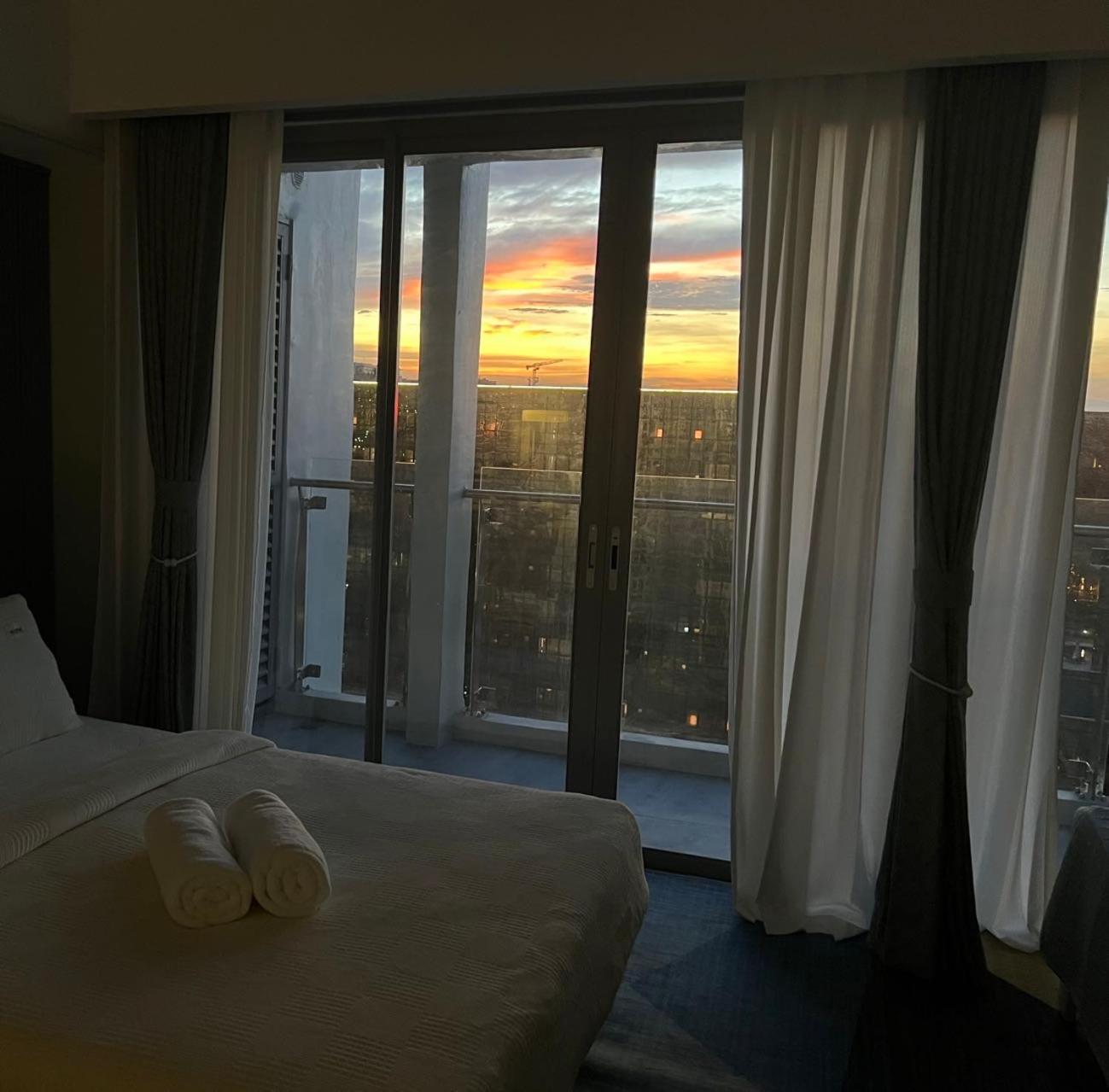 Luxurious Style Apartment cross to Okada and near City of Dreams, Solaire, MOA, and Airport