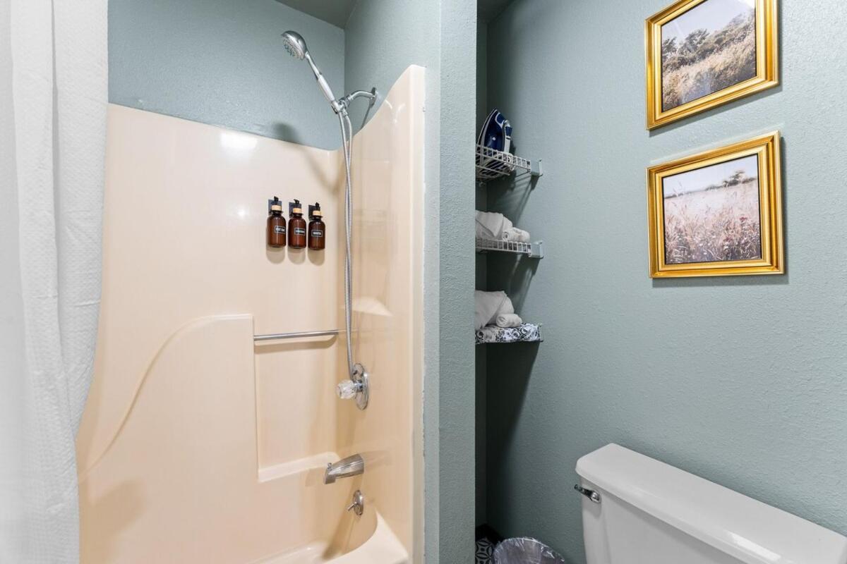 Ozark Oasis - Walk-in Studio w Patio, Pets OK!