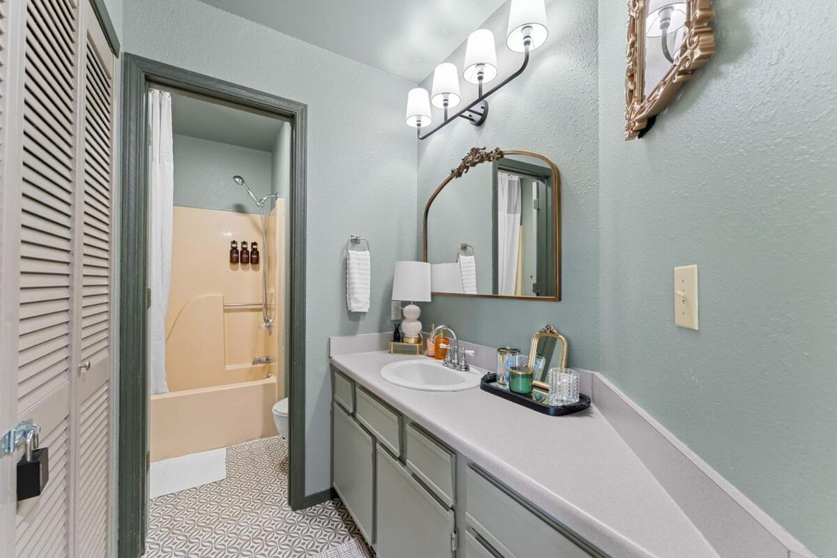Ozark Oasis - Walk-in Studio w Patio, Pets OK!