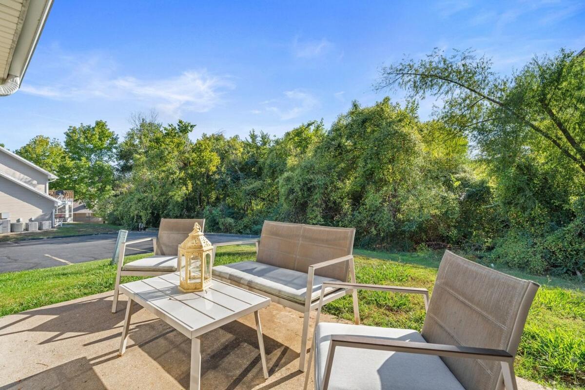 Ozark Oasis - Walk-in Studio w Patio, Pets OK!