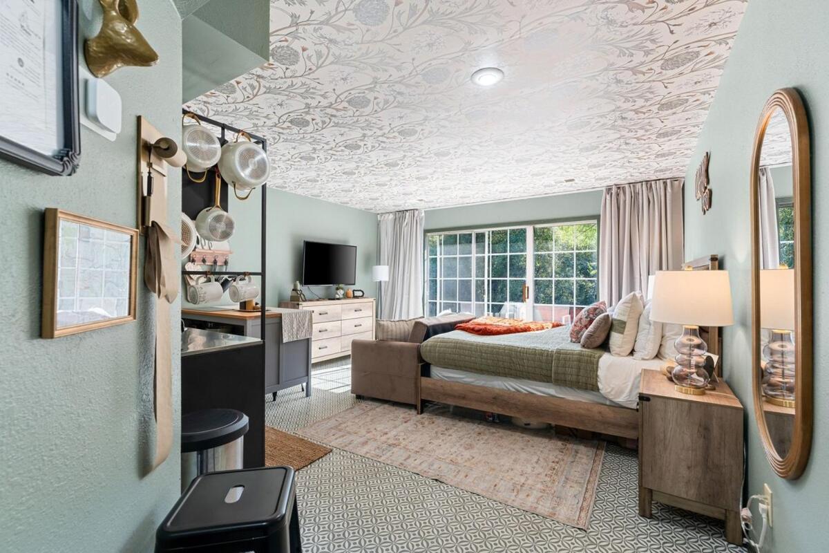 Ozark Oasis - Walk-in Studio w Patio, Pets OK!