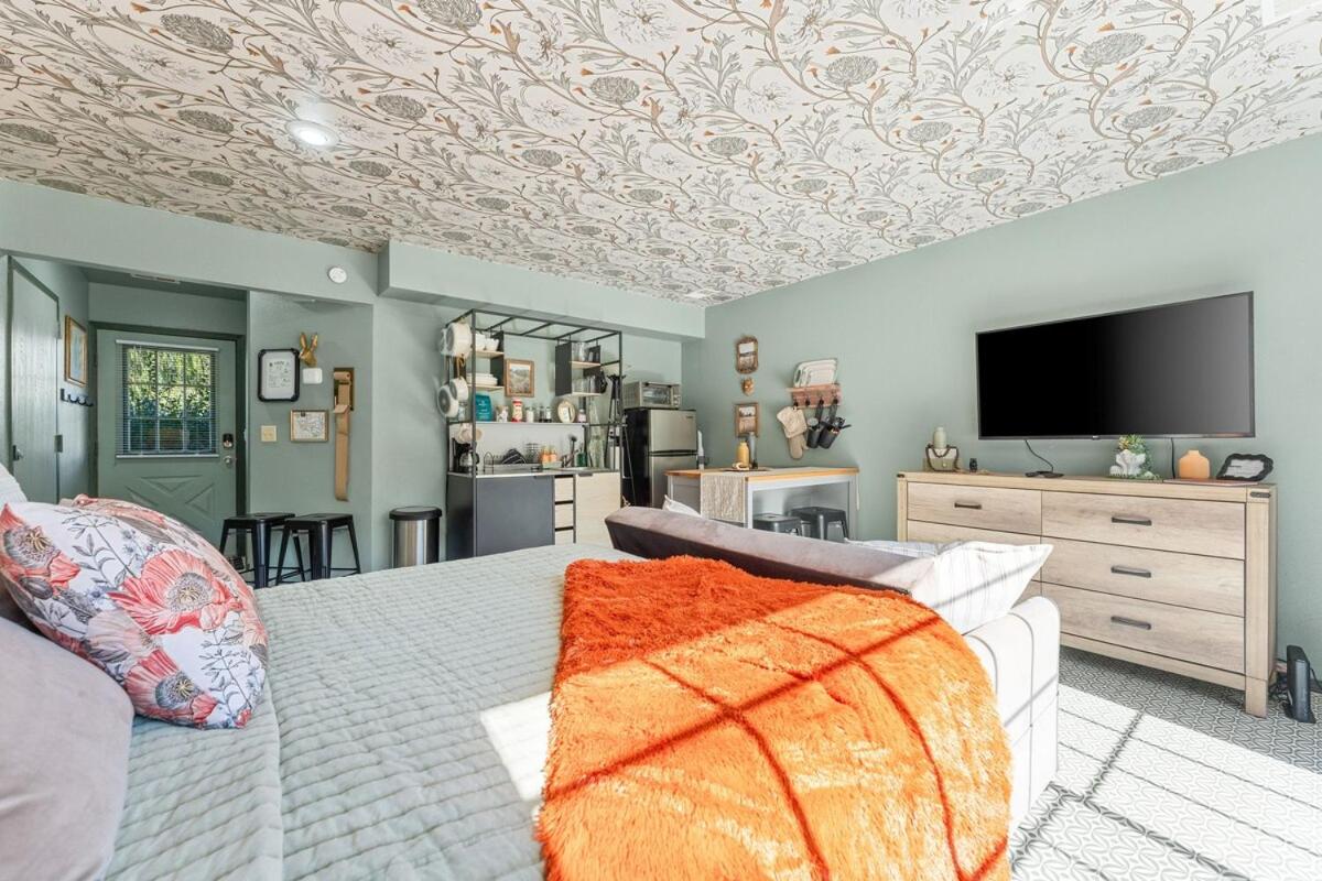 Ozark Oasis - Walk-in Studio w Patio, Pets OK!