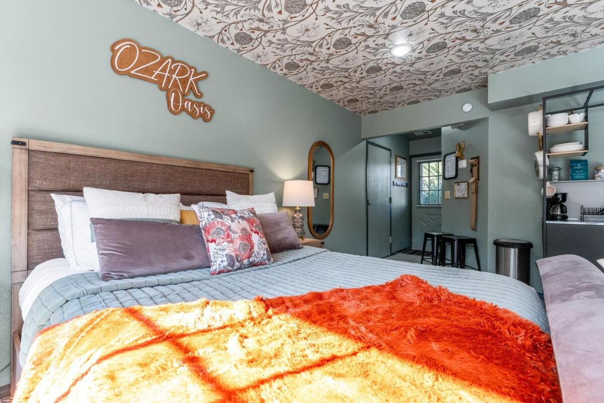 Ozark Oasis - Walk-in Studio w Patio, Pets OK!