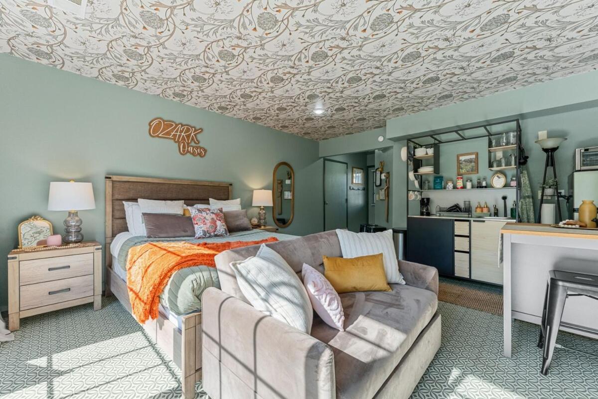 Ozark Oasis - Walk-in Studio w Patio, Pets OK!