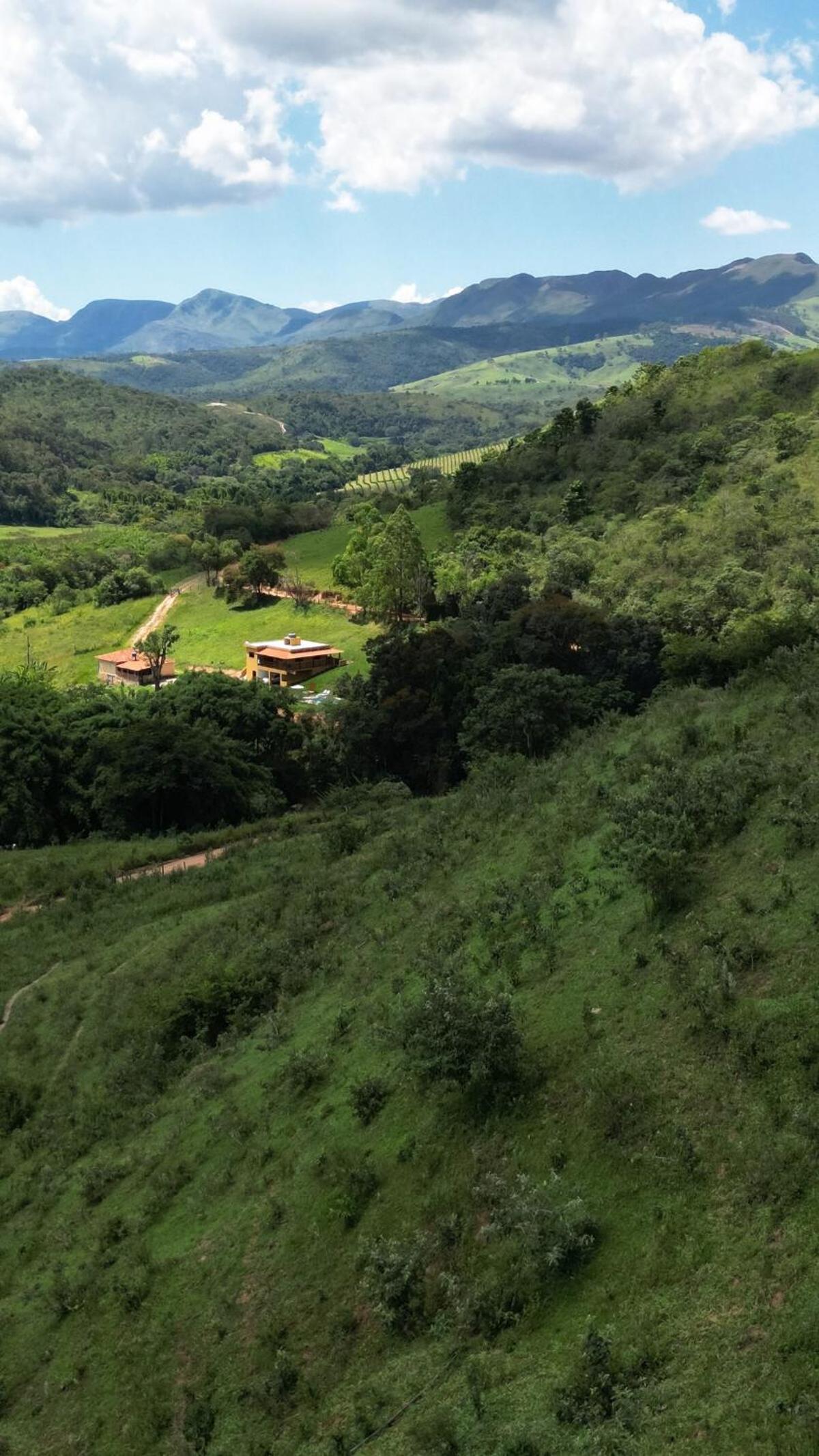 Sitio Rancho dos Sapos - Ao pé das montanhas de Minas Gerais a uma hora de BH Asfalto