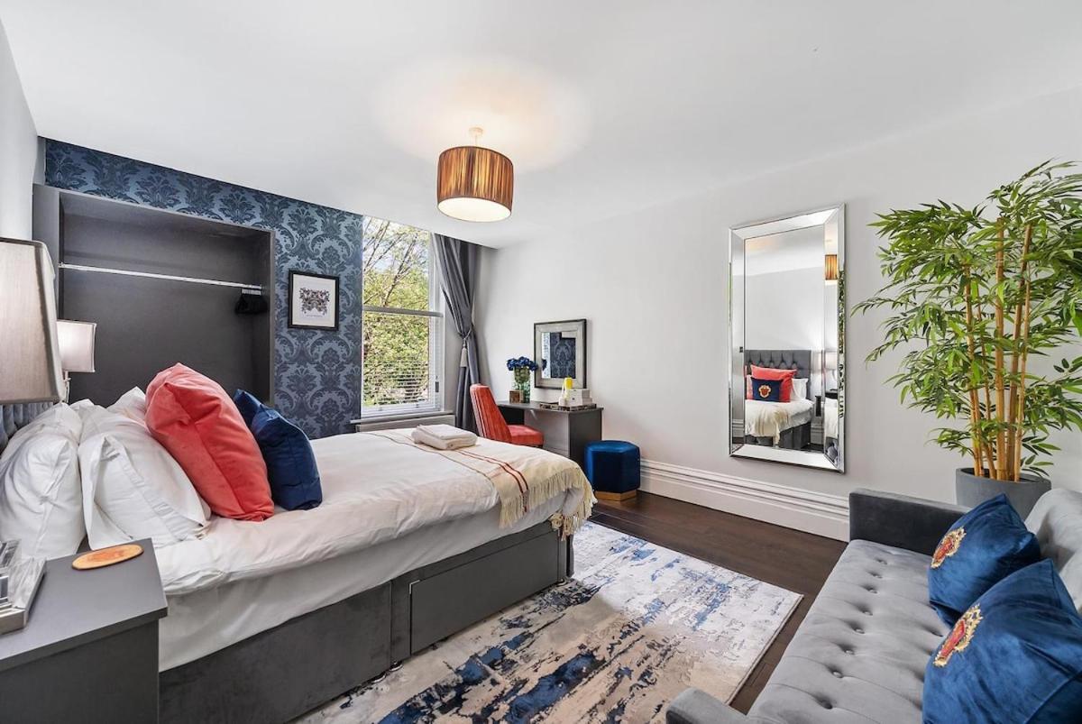 Rare Find - Gated 2 bed apt, close to Parks, secure carpark sleeps 4