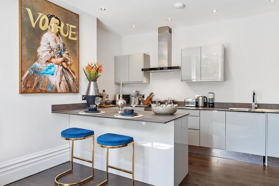 Rare Find - Gated 2 bed apt, close to Parks, secure carpark sleeps 4