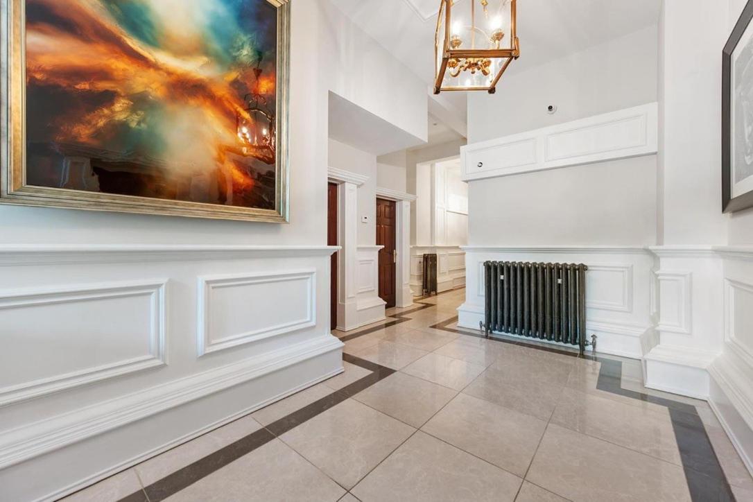 Rare Find - Gated 2 bed apt, close to Parks, secure carpark sleeps 4