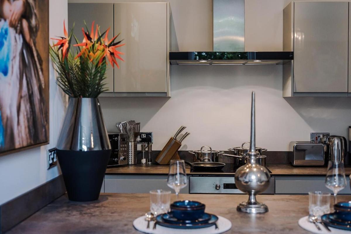 Rare Find - Gated 2 bed apt, close to Parks, secure carpark sleeps 4