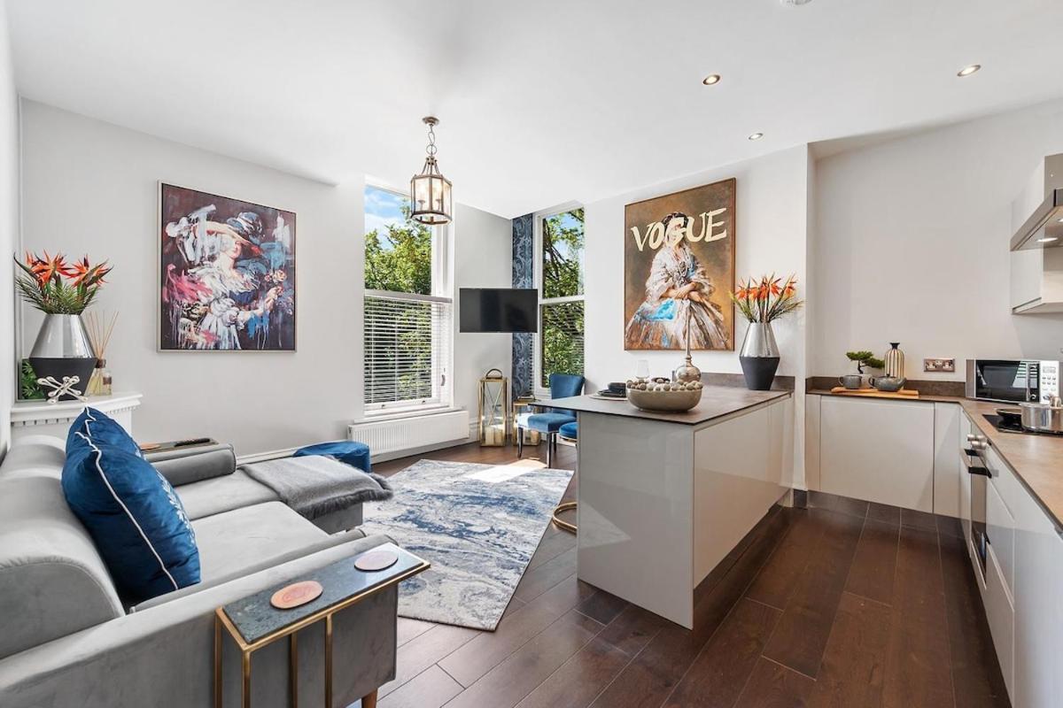 Rare Find - Gated 2 bed apt, close to Parks, secure carpark sleeps 4