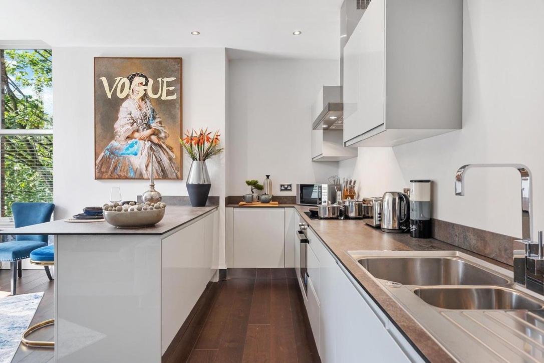 Rare Find - Gated 2 bed apt, close to Parks, secure carpark sleeps 4