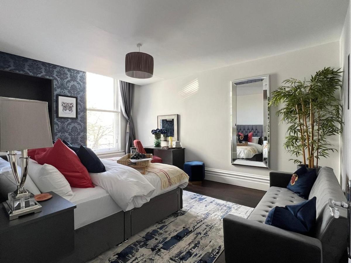 Rare Find - Gated 2 bed apt, close to Parks, secure carpark sleeps 4