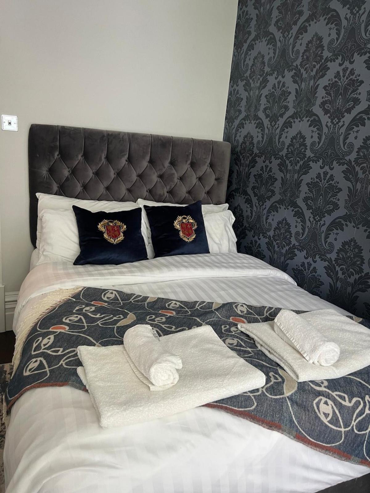 Rare Find - Gated 2 bed apt, close to Parks, secure carpark sleeps 4