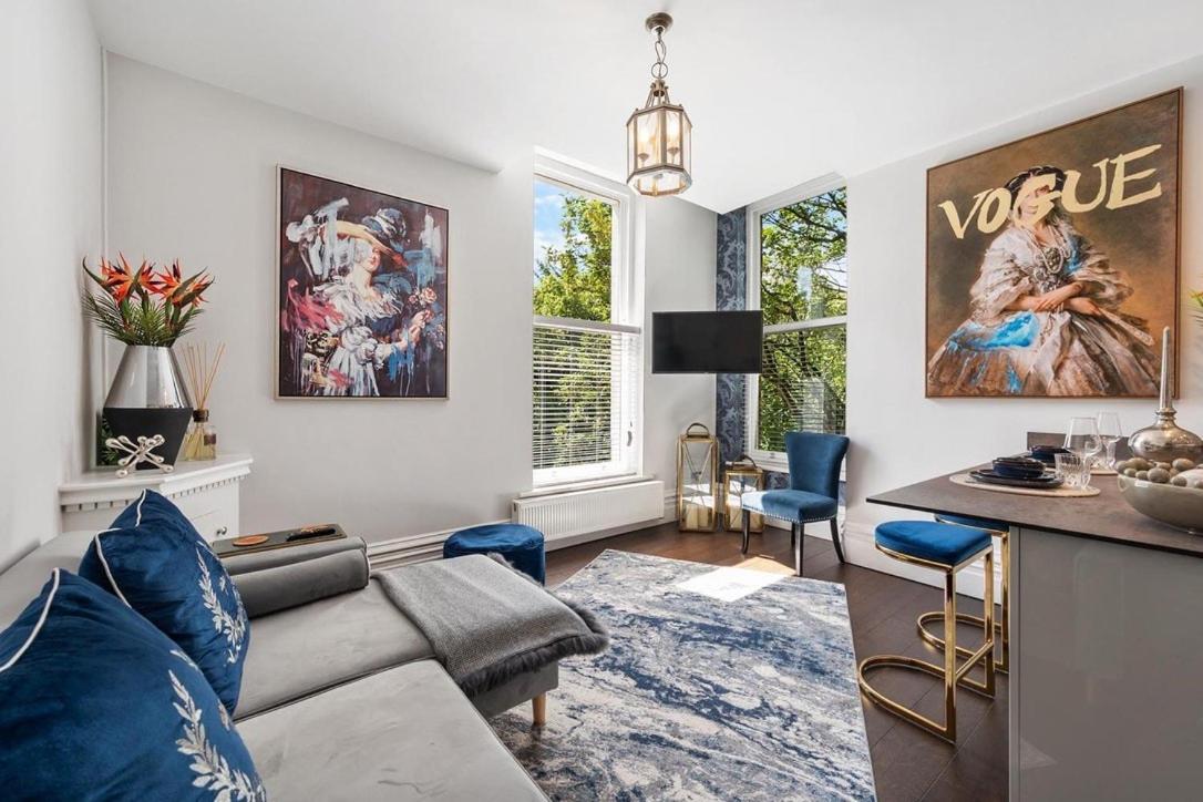 Rare Find - Gated 2 bed apt, close to Parks, secure carpark sleeps 4