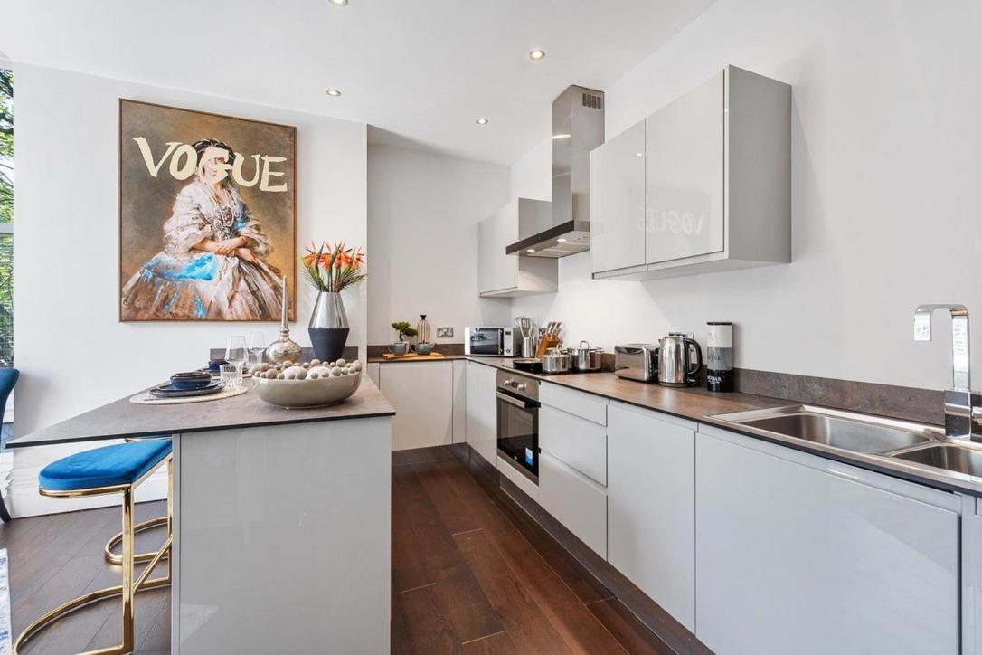 Rare Find - Gated 2 bed apt, close to Parks, secure carpark sleeps 4