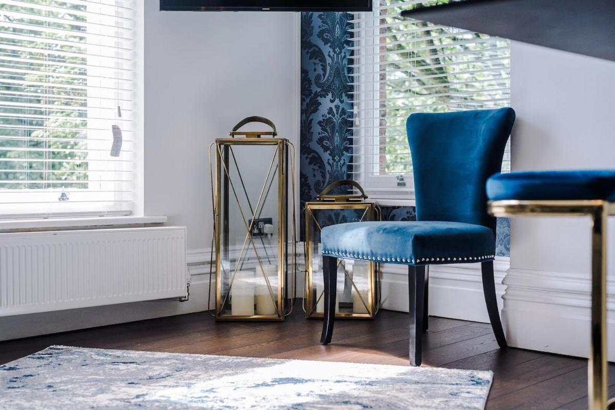Rare Find - Gated 2 bed apt, close to Parks, secure carpark sleeps 4
