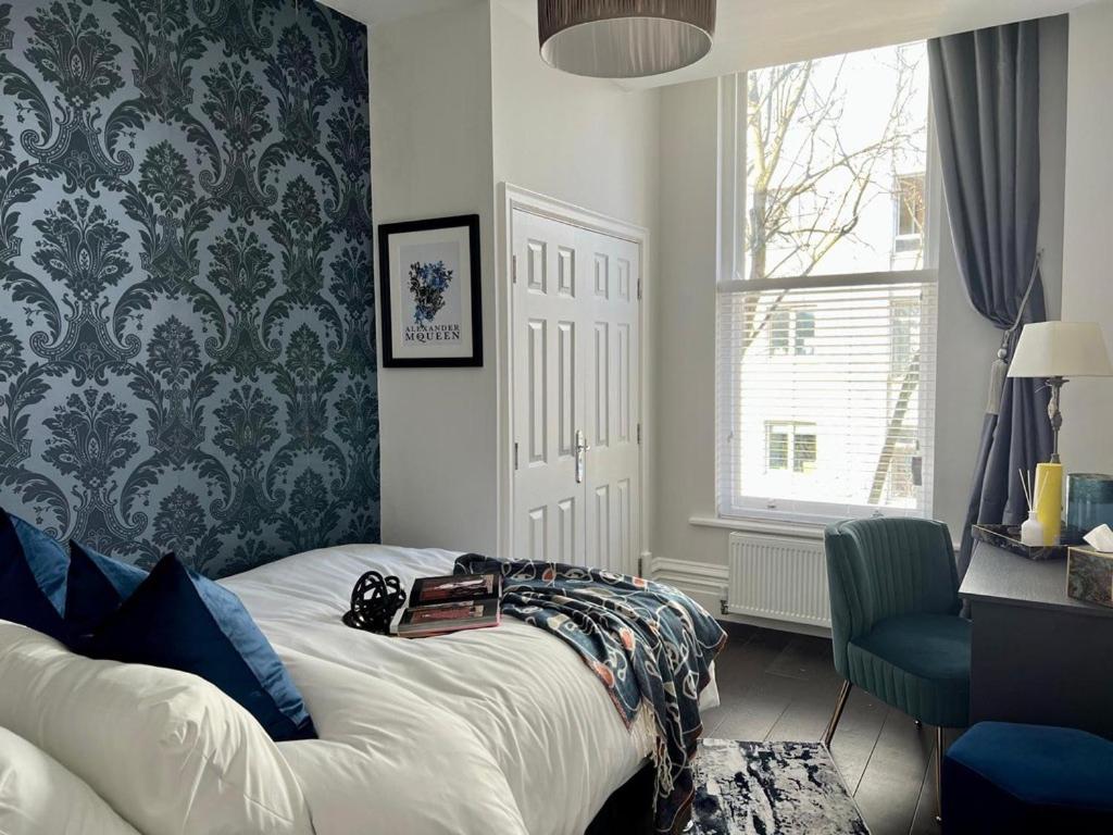 Rare Find - Gated 2 bed apt, close to Parks, secure carpark sleeps 4