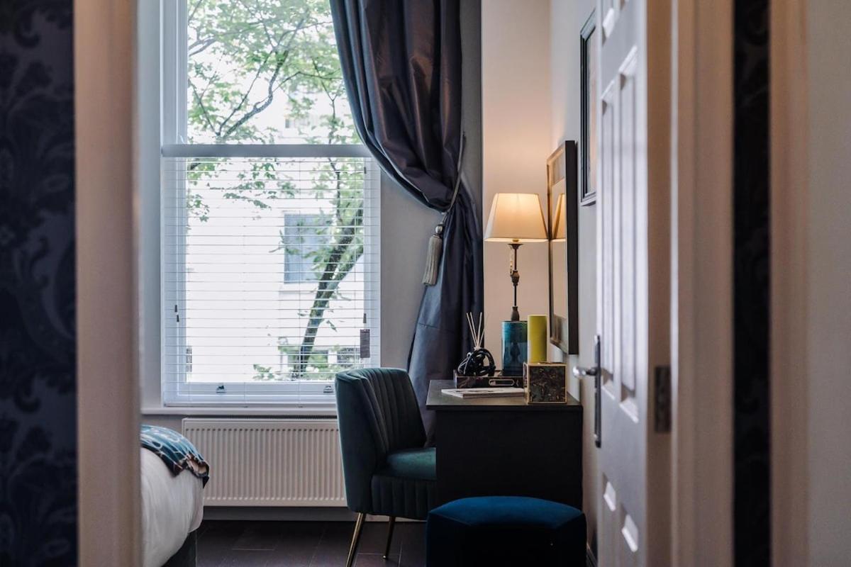 Rare Find - Gated 2 bed apt, close to Parks, secure carpark sleeps 4