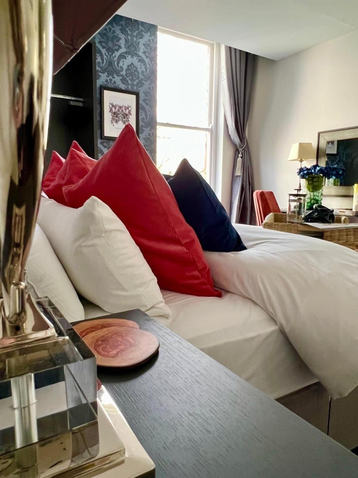 Rare Find - Gated 2 bed apt, close to Parks, secure carpark sleeps 4