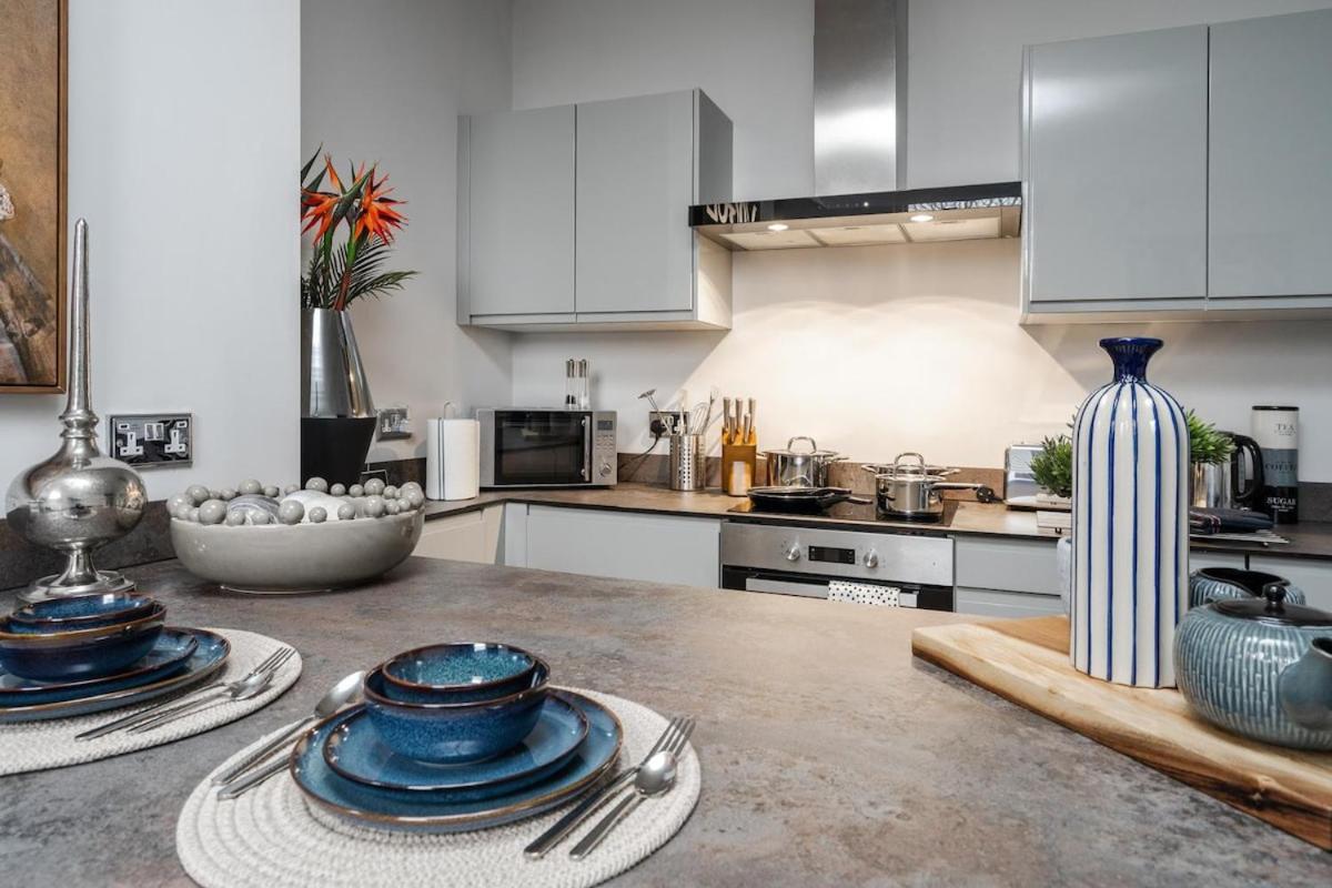 Rare Find - Gated 2 bed apt, close to Parks, secure carpark sleeps 4