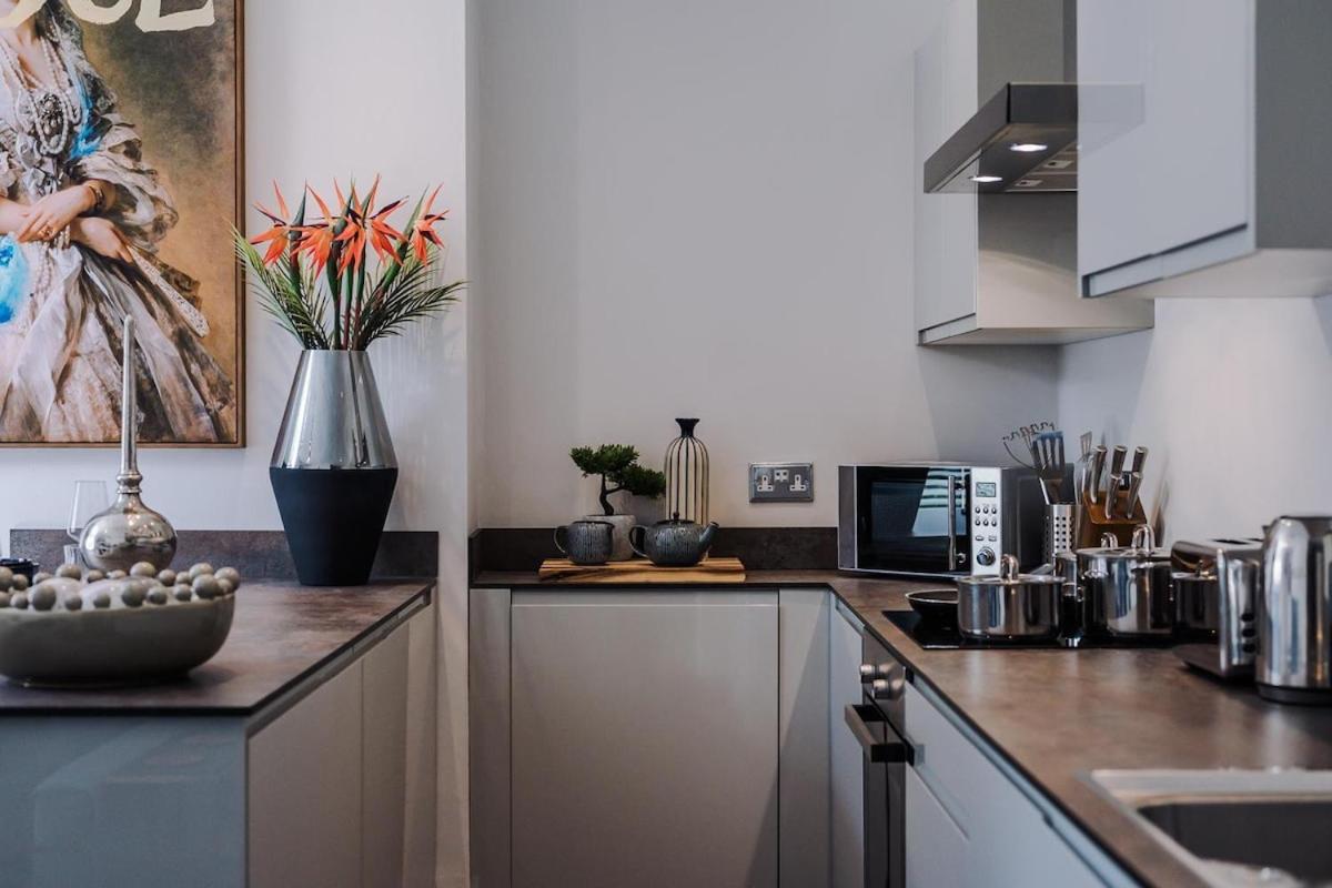 Rare Find - Gated 2 bed apt, close to Parks, secure carpark sleeps 4
