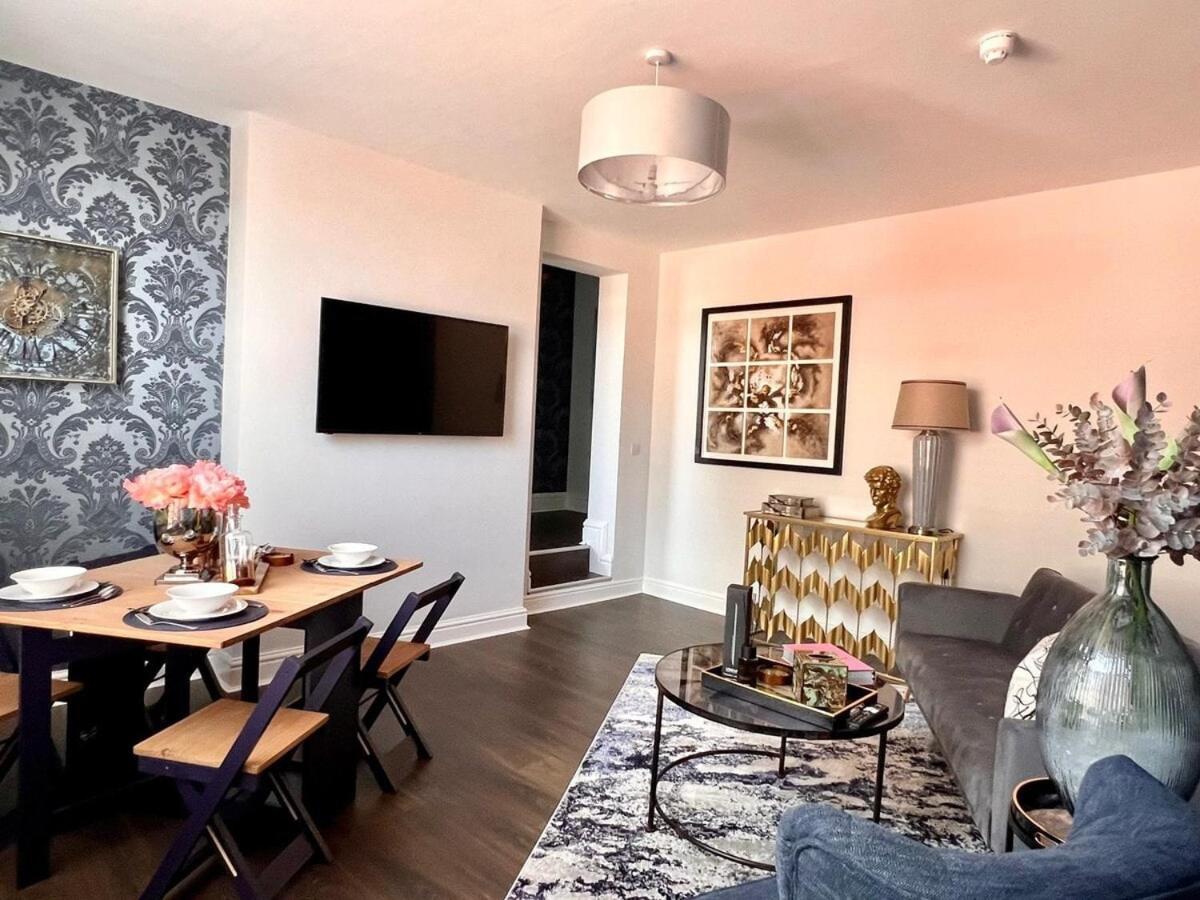 Stunning 2 bedroomed apartment on Allerton Road, Sleeps 4