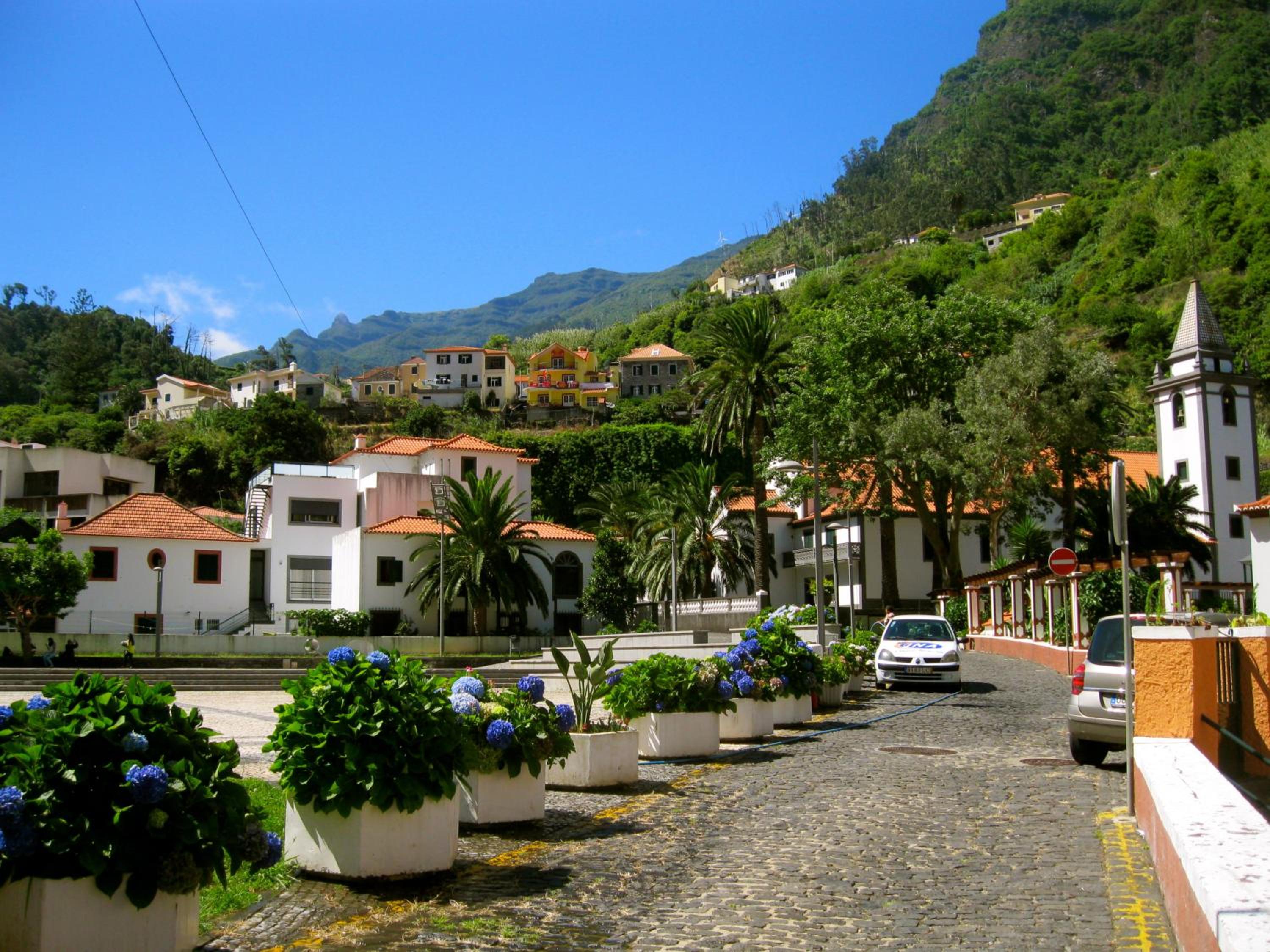 Hotel Madeira Surf Lodge - Image 1