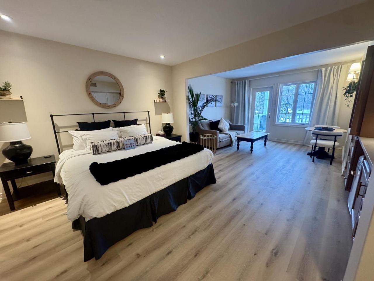 Newly Renovated Ski-In Ski-Out 1-Bedroom Condo with Pool, Gym, Sauna by Horseshoe Valley