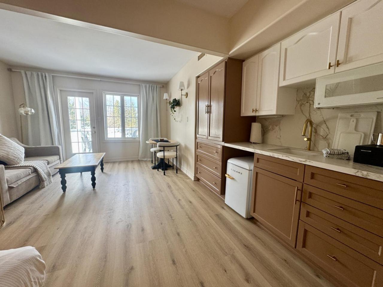 Newly Renovated Ski-In Ski-Out 1-Bedroom Condo with Pool, Gym, Sauna by Horseshoe Valley
