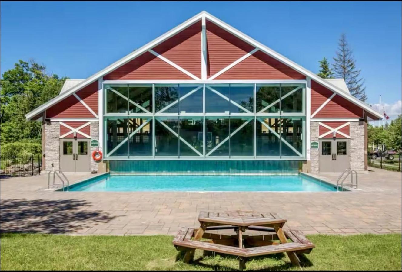 Newly Renovated Ski-In Ski-Out 1-Bedroom Condo with Pool, Gym, Sauna by Horseshoe Valley