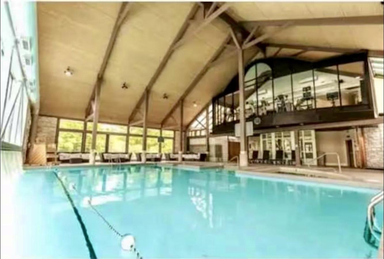 Newly Renovated Ski-In Ski-Out 1-Bedroom Condo with Pool, Gym, Sauna by Horseshoe Valley