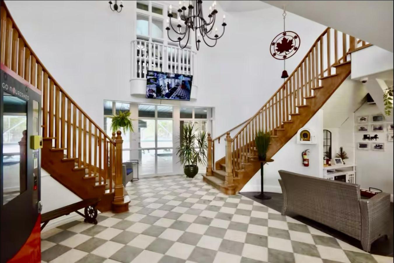 Newly Renovated Ski-In Ski-Out 1-Bedroom Condo with Pool, Gym, Sauna by Horseshoe Valley