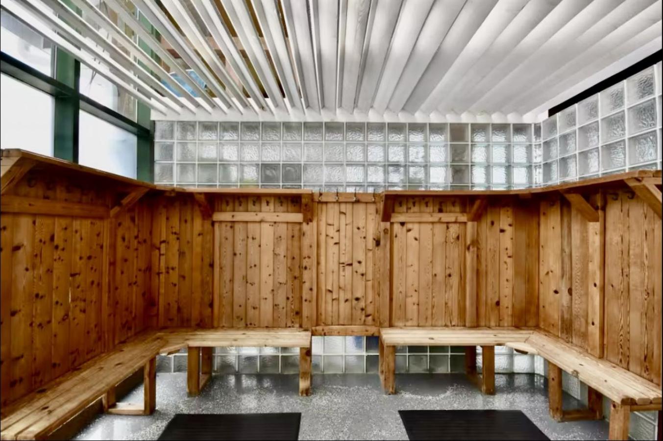 Newly Renovated Ski-In Ski-Out 1-Bedroom Condo with Pool, Gym, Sauna by Horseshoe Valley