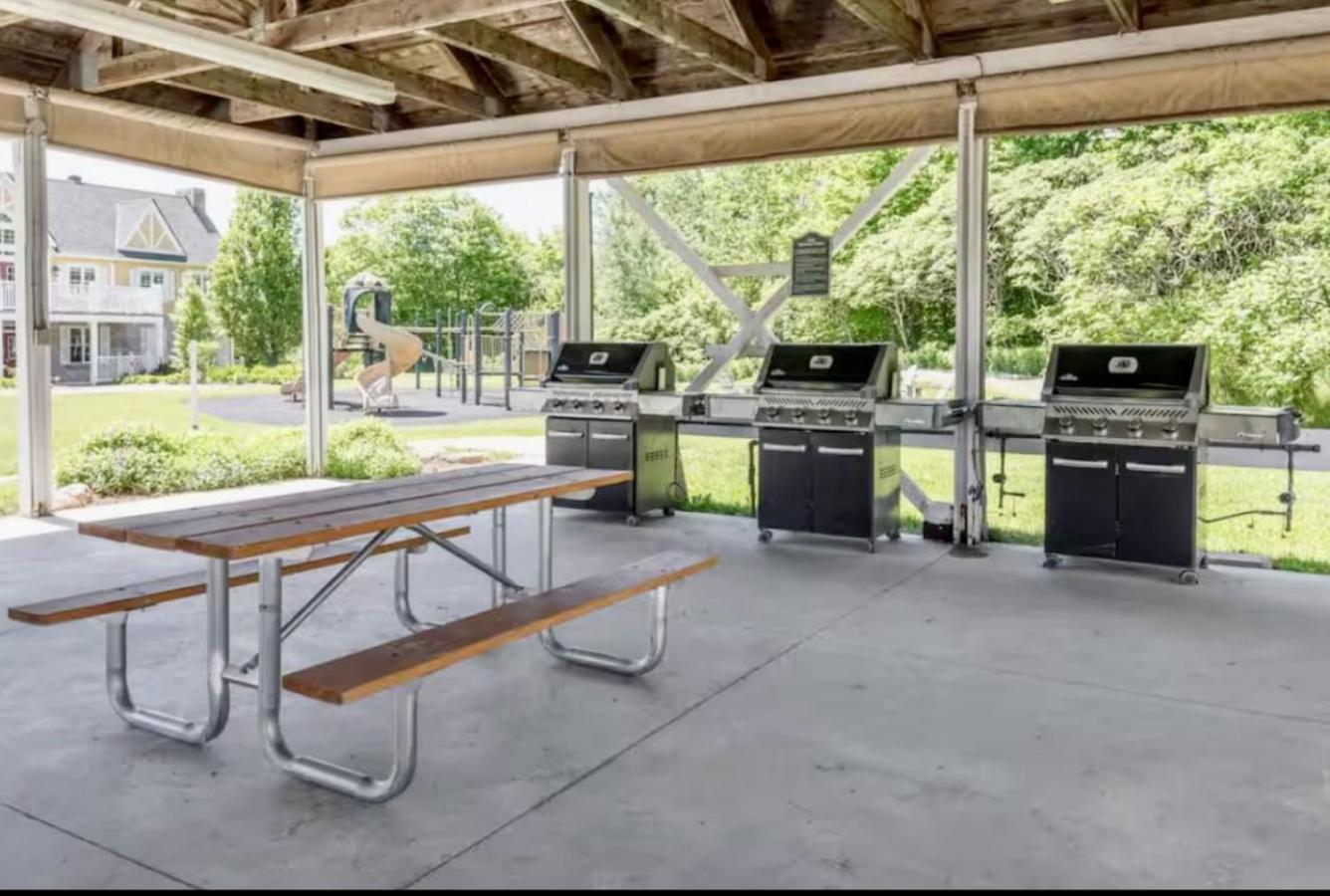 Newly Renovated Ski-In Ski-Out 1-Bedroom Condo with Pool, Gym, Sauna by Horseshoe Valley