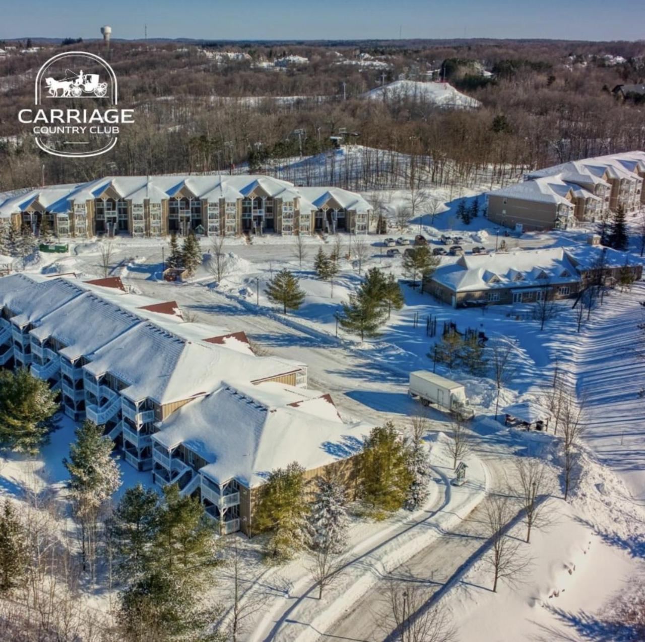 Newly Renovated Ski-In Ski-Out 1-Bedroom Condo with Pool, Gym, Sauna by Horseshoe Valley