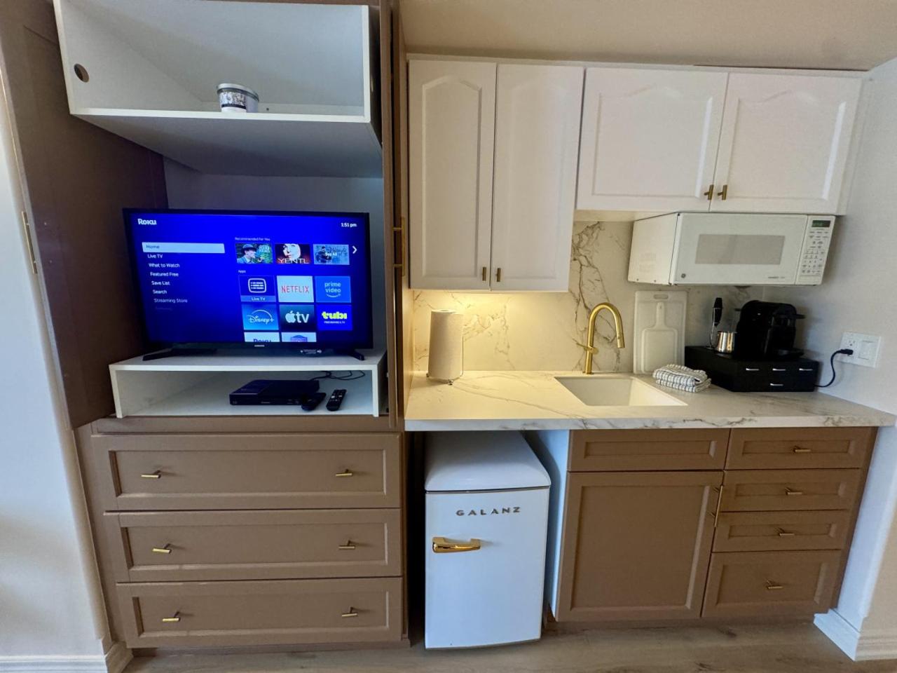 Newly Renovated Ski-In Ski-Out 1-Bedroom Condo with Pool, Gym, Sauna by Horseshoe Valley