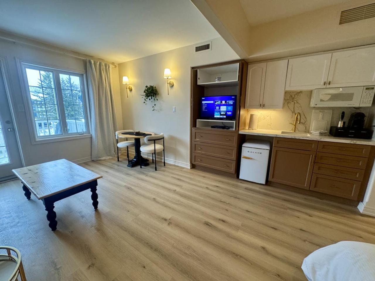 Newly Renovated Ski-In Ski-Out 1-Bedroom Condo with Pool, Gym, Sauna by Horseshoe Valley