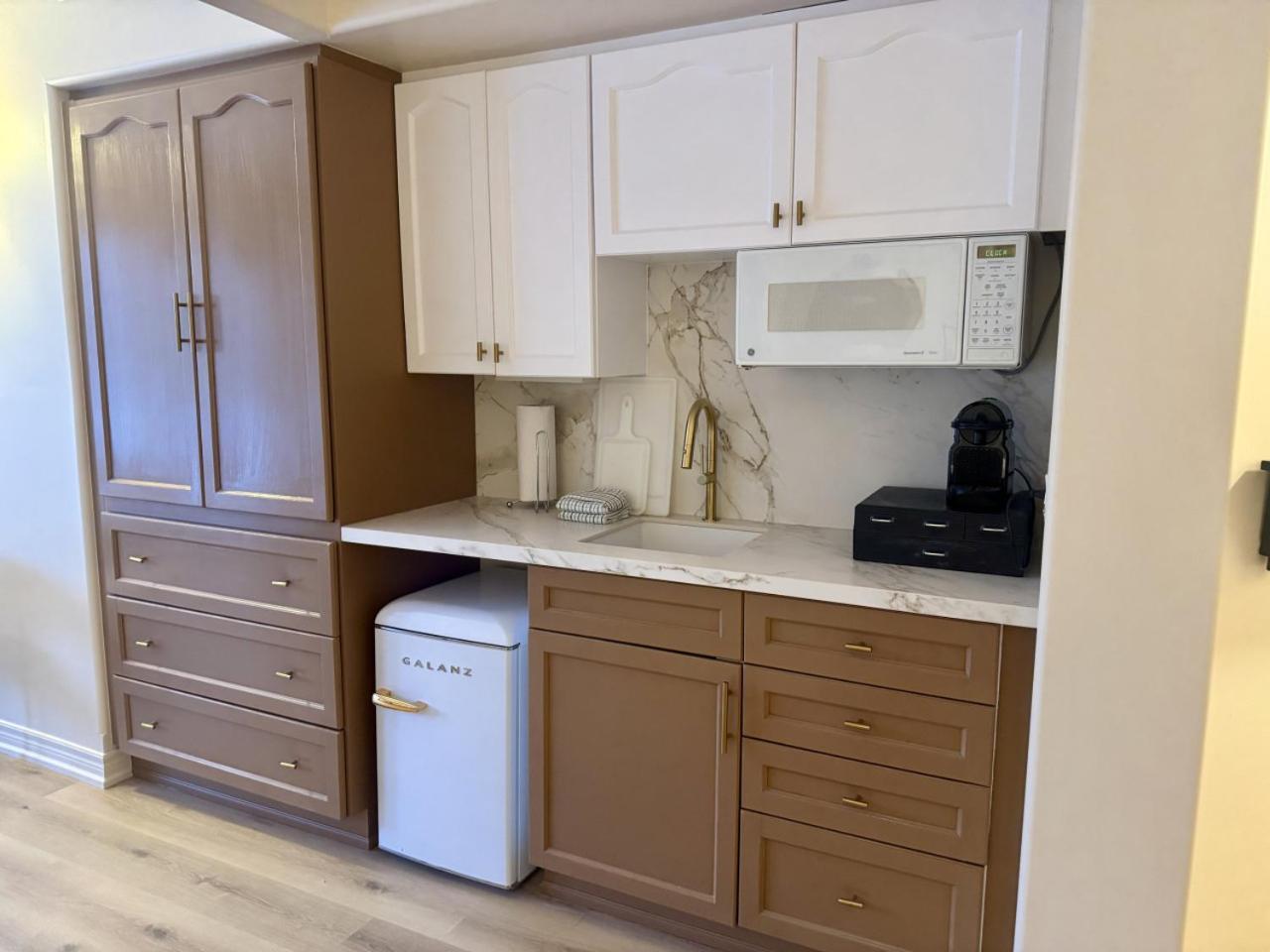 Newly Renovated Ski-In Ski-Out 1-Bedroom Condo with Pool, Gym, Sauna by Horseshoe Valley