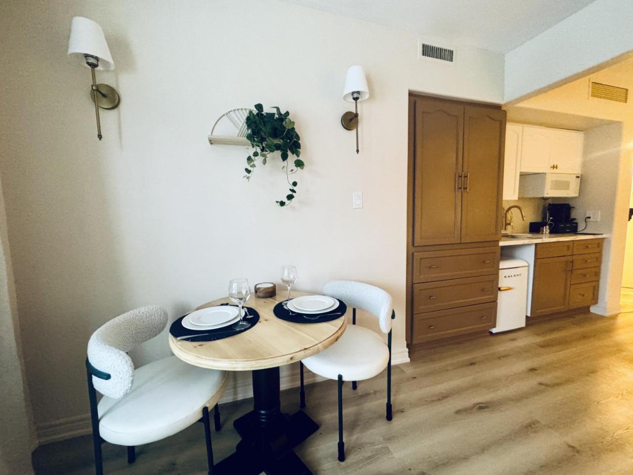 Newly Renovated Ski-In Ski-Out 1-Bedroom Condo with Pool, Gym, Sauna by Horseshoe Valley