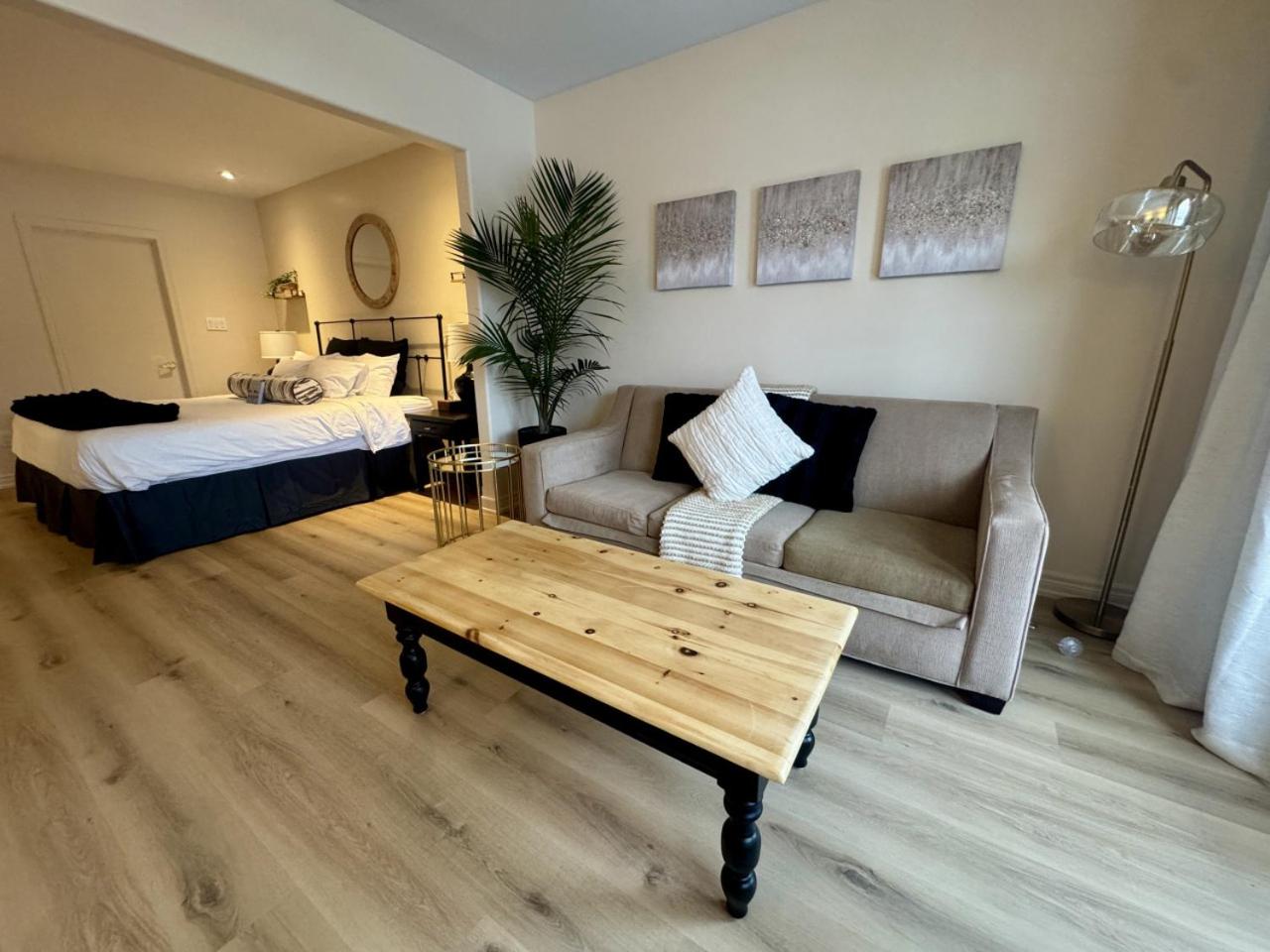Newly Renovated Ski-In Ski-Out 1-Bedroom Condo with Pool, Gym, Sauna by Horseshoe Valley