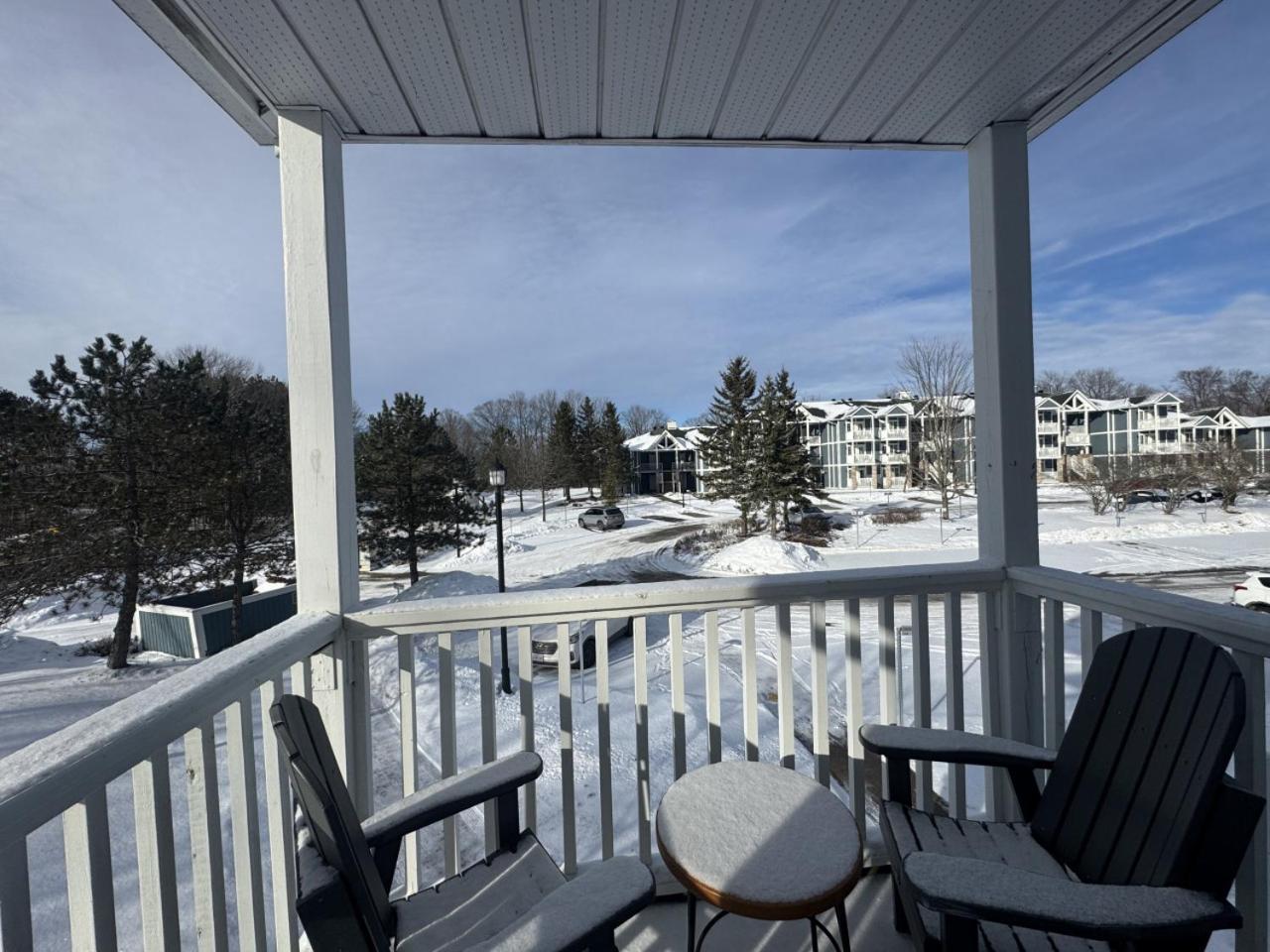 Newly Renovated Ski-In Ski-Out 1-Bedroom Condo with Pool, Gym, Sauna by Horseshoe Valley