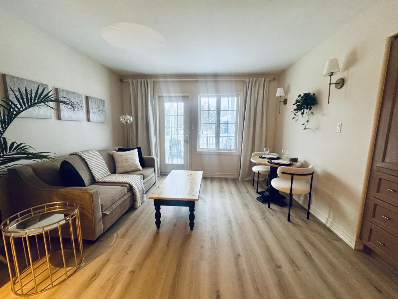 Newly Renovated Ski-In Ski-Out 1-Bedroom Condo with Pool, Gym, Sauna by Horseshoe Valley