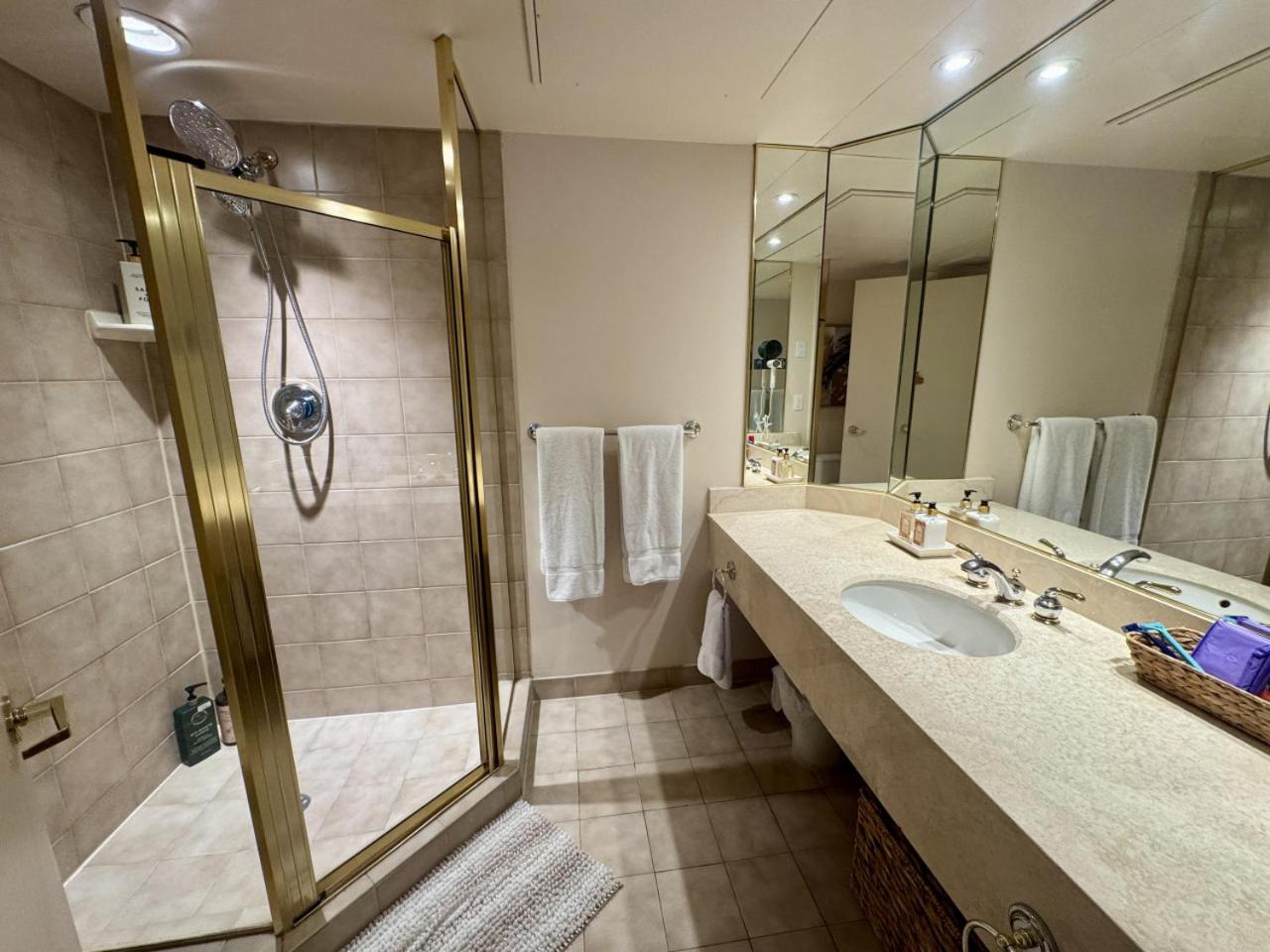 Newly Renovated Ski-In Ski-Out 1-Bedroom Condo with Pool, Gym, Sauna by Horseshoe Valley