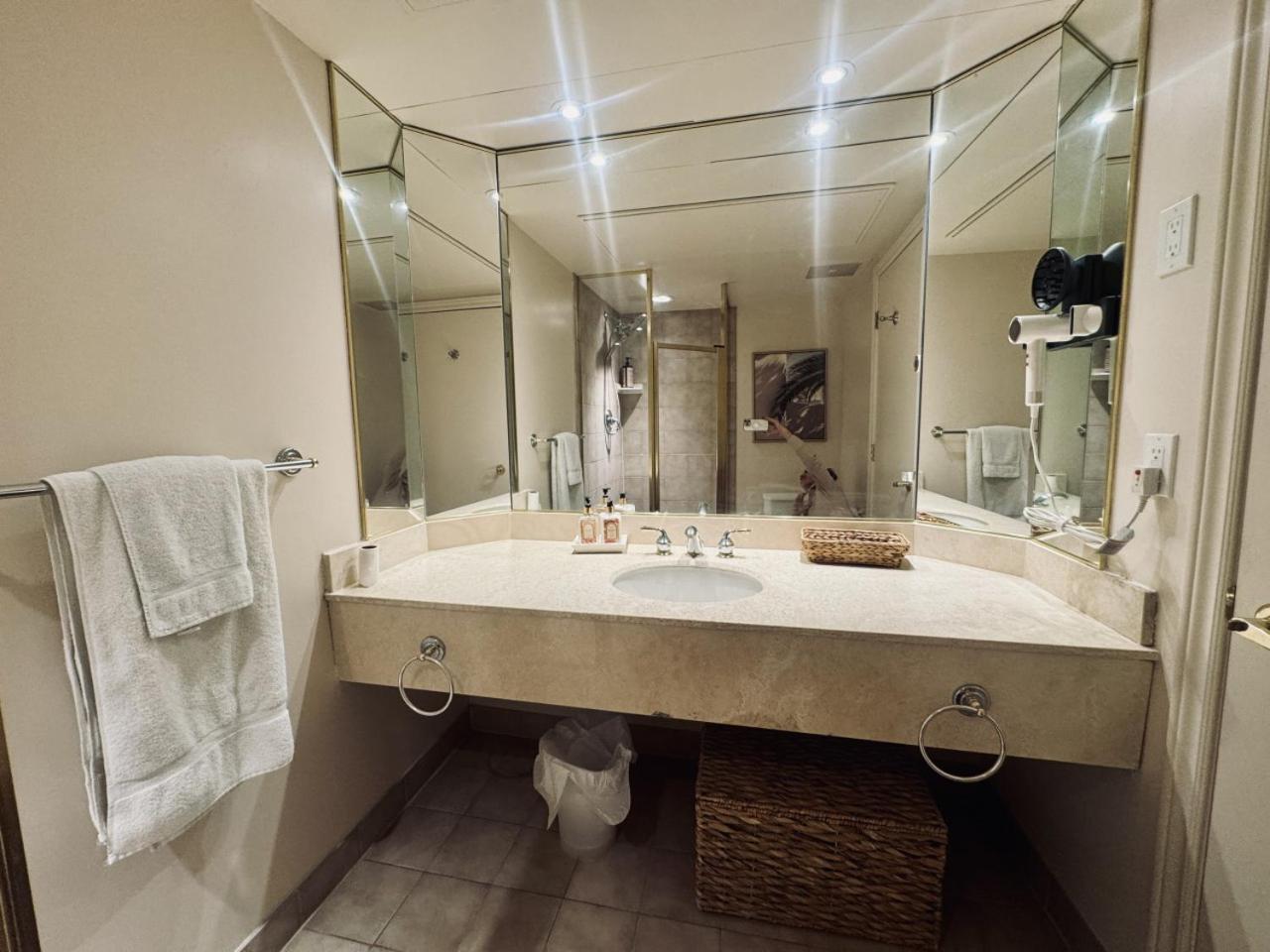 Newly Renovated Ski-In Ski-Out 1-Bedroom Condo with Pool, Gym, Sauna by Horseshoe Valley