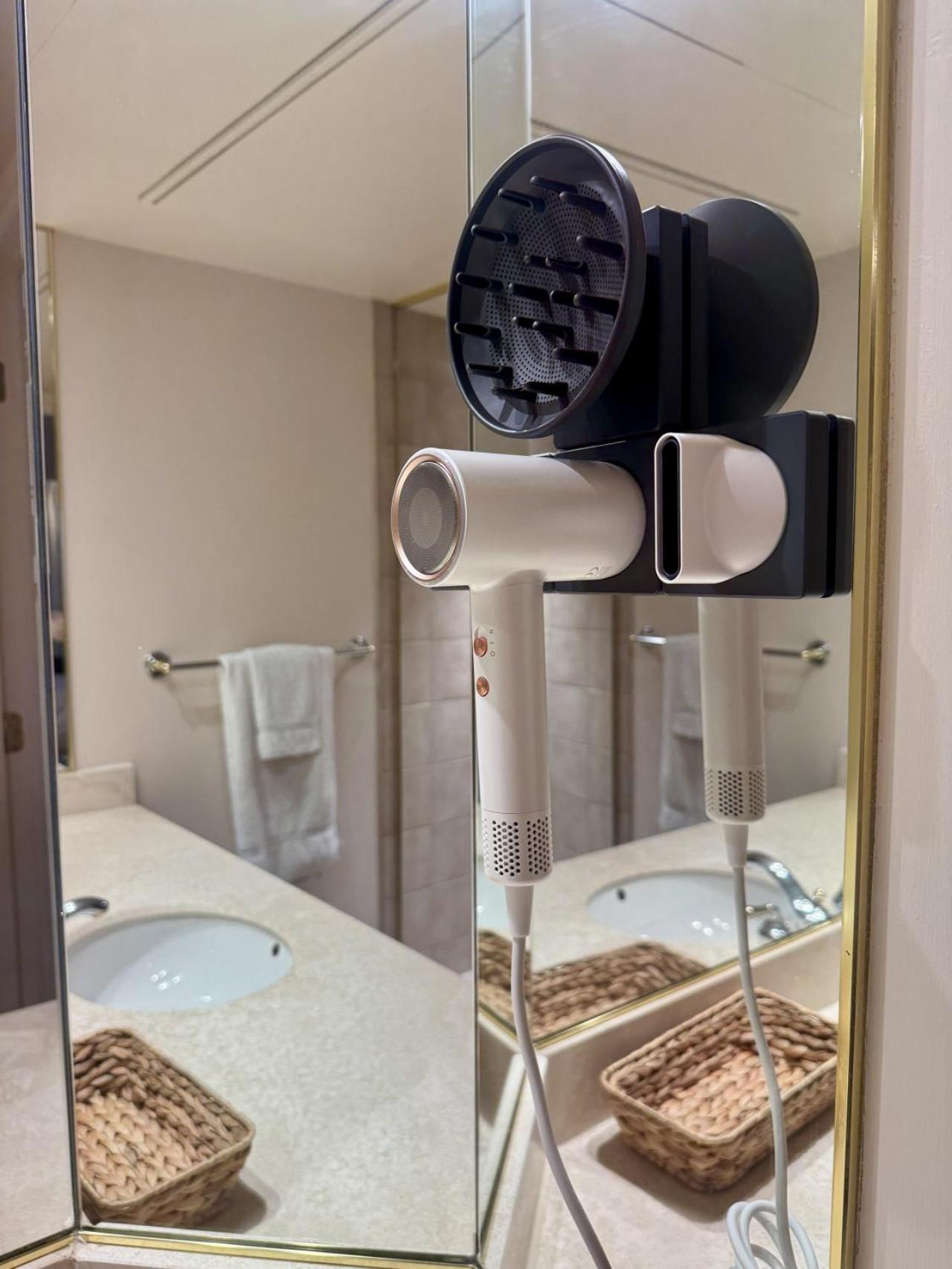Newly Renovated Ski-In Ski-Out 1-Bedroom Condo with Pool, Gym, Sauna by Horseshoe Valley