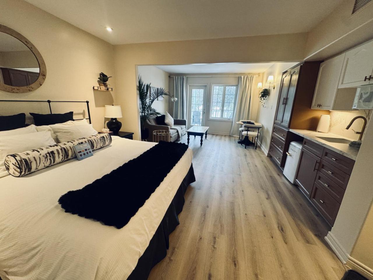 Newly Renovated Ski-In Ski-Out 1-Bedroom Condo with Pool, Gym, Sauna by Horseshoe Valley